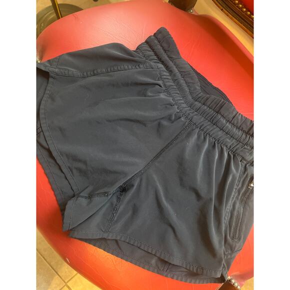 Lululemon Hotty Hot running shorts! Sz 4 - Picture 2 of 5
